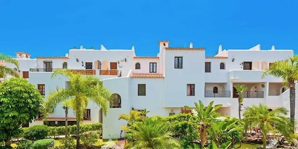 Hotel apartamentowy Beautiful 4 Bedroom House With Phenomenal Golf And Mountain Views San Miguel de Abona Hiszpania