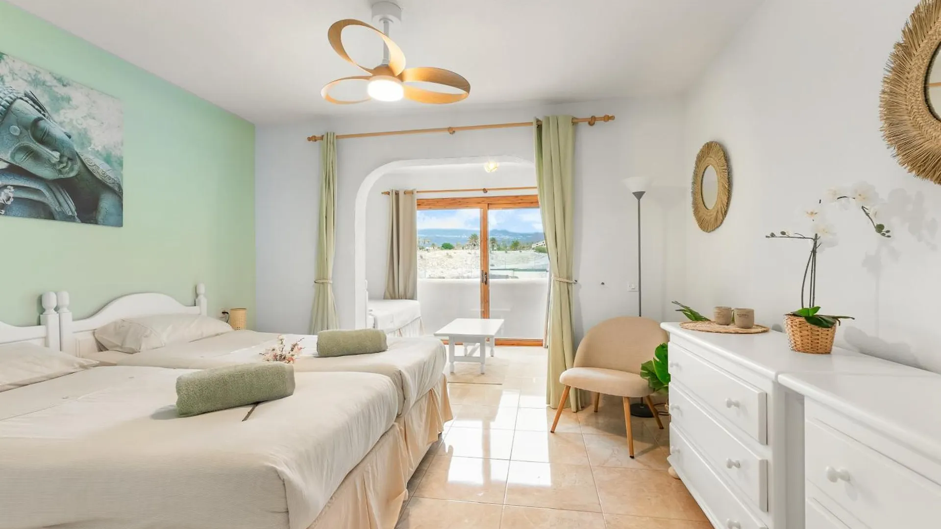 Beautiful 4 Bedroom House With Phenomenal Golf And Mountain Views San Miguel de Abona Hotel apartamentowy