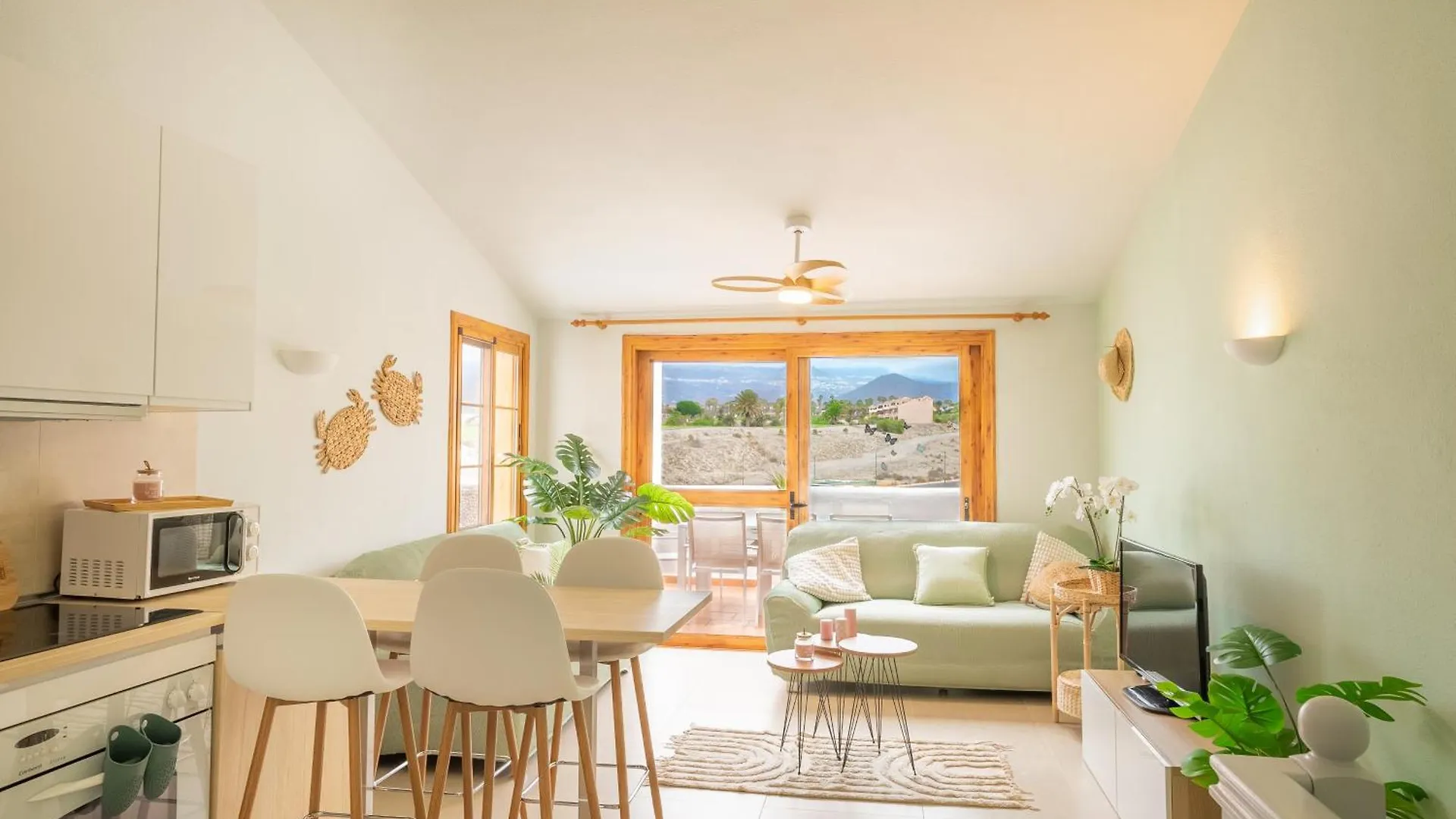 Hotel apartamentowy Beautiful 4 Bedroom House With Phenomenal Golf And Mountain Views San Miguel de Abona